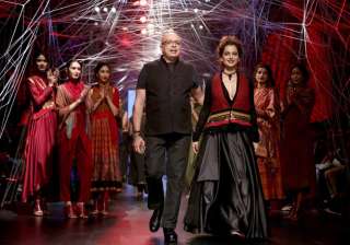 Kangana Ranaut with Tarun Tahiliani - India TV Kangana Ranaut with Tarun Tahiliani - India TV