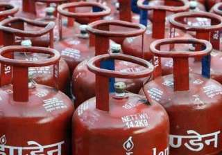 Non-subsidised cylinders get cheaper by Rs 14.50... Non-subsidised cylinders get cheaper by Rs 14.50...