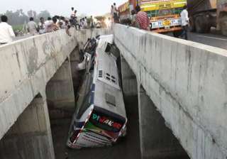 Andhra Pradesh: 7 dead, 30 injured as bus falls... Andhra Pradesh: 7 dead, 30 injured as bus falls...