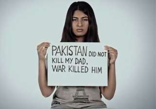 Gurmehar Kaur is the daughter of Kargil martyr... Gurmehar Kaur is the daughter of Kargil martyr...
