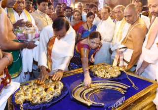Telangana CM KCR offers gold Telangana CM KCR offers gold