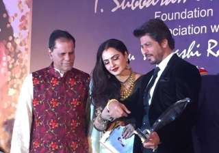 Shah Rukh Khan honoured with Yash Chopra Award -... Shah Rukh Khan honoured with Yash Chopra Award -...