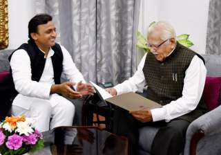 Akhilesh Yadav submits resignation to Governor... Akhilesh Yadav submits resignation to Governor...