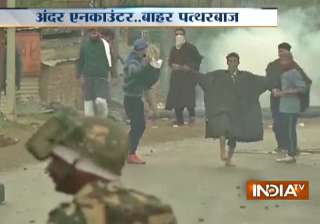 Budgam encounter turns ugly as youths pelt stones... Budgam encounter turns ugly as youths pelt stones...