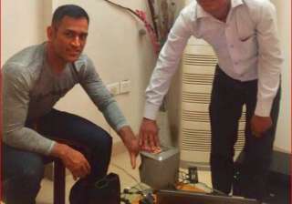 MS Dhoni authenticating his fingerprint - India TV MS Dhoni authenticating his fingerprint - India TV