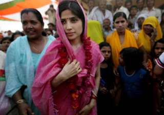 Dimple Yadav campaigning for UP polls - India TV Dimple Yadav campaigning for UP polls - India TV