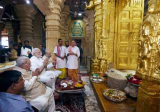 Keshubhai Patel, PM Modi and Amit Shah offer... Keshubhai Patel, PM Modi and Amit Shah offer...