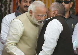 Modi and Mulayam exchange warm gestures during... Modi and Mulayam exchange warm gestures during...