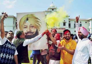 Congress workers celebrate party's thumping... Congress workers celebrate party's thumping...