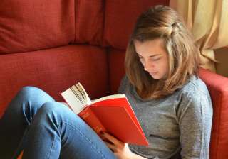 Reading books can help ease chronic pain - India TV Reading books can help ease chronic pain - India TV