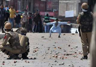 WhatsApp groups with Pak admins entice stone... WhatsApp groups with Pak admins entice stone...