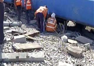Eight coaches of Mahakaushal Express derail near... Eight coaches of Mahakaushal Express derail near...