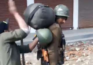 CRPF, Viral Video, Kashmiri, Indian Army - India TV CRPF, Viral Video, Kashmiri, Indian Army - India TV