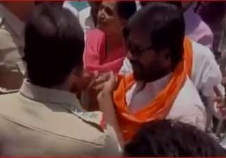 Sena MP's verbal spat with cops in Latur - India TV Sena MP's verbal spat with cops in Latur - India TV