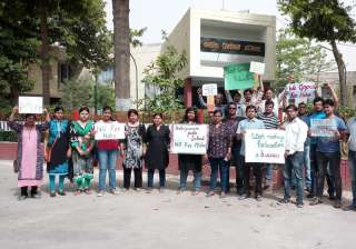 Parents protest random fee hike by private... Parents protest random fee hike by private...