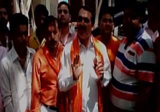 Hindu Yuva Vahini barges into Meerut house,... Hindu Yuva Vahini barges into Meerut house,...