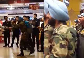 Indian Army Jawans receives a warm welcome at IGI - India TV Indian Army Jawans receives a warm welcome at IGI - India TV