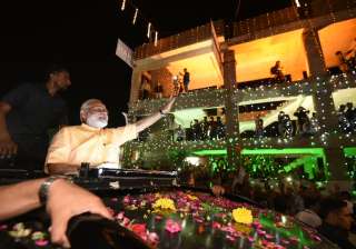 PM Modi reaches Surat, welcomed with road show -... PM Modi reaches Surat, welcomed with road show -...