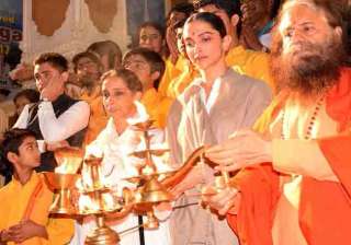 Deepika performs aarti in Rishikesh - India TV Deepika performs aarti in Rishikesh - India TV
