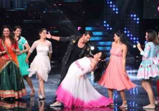 Nach Baliye 8: Hrithik makes a grand entry -... Nach Baliye 8: Hrithik makes a grand entry -...