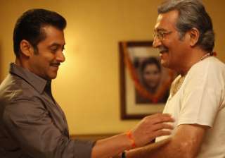 Salman Khan visits ailing Vinod Khanna at... Salman Khan visits ailing Vinod Khanna at...