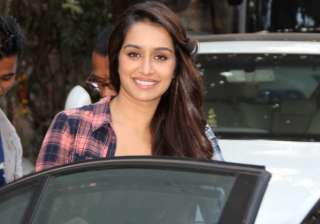 shraddha kapoor gifts a watch to her spot boy - India TV shraddha kapoor gifts a watch to her spot boy - India TV