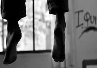 DU girl hangs herself after ex-boyfriend... DU girl hangs herself after ex-boyfriend...