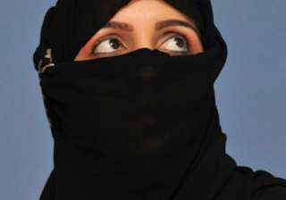 Bizarre: Man takes wife back in court, hands her... Bizarre: Man takes wife back in court, hands her...