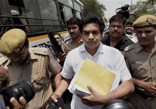 Kapil Mishra approaches CBI with 'proof' of money... Kapil Mishra approaches CBI with 'proof' of money...