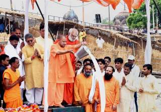 UP CM Yogi Adityanath performs worship of Saryu... UP CM Yogi Adityanath performs worship of Saryu...