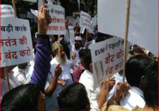 AAP workers protesting outside EC headquarters - India TV AAP workers protesting outside EC headquarters - India TV