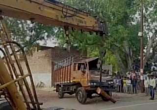 Mini Bus fell into Canal - India TV Mini Bus fell into Canal - India TV