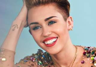 Miley Cyrus dedicates song to Ariana Grande and... Miley Cyrus dedicates song to Ariana Grande and...