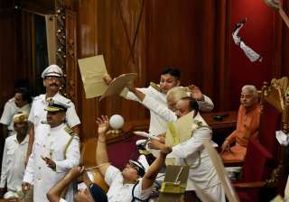 Marshals protecting UP Governor Ram Naik from... Marshals protecting UP Governor Ram Naik from...