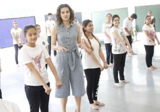 Taapsee Pannu revisits her school in Delhi, see... Taapsee Pannu revisits her school in Delhi, see...