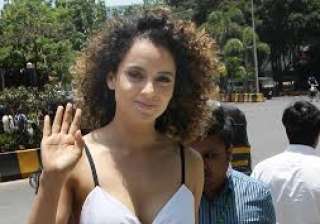 Kangana Ranaut beats Mumbai heat like a boss in... Kangana Ranaut beats Mumbai heat like a boss in...