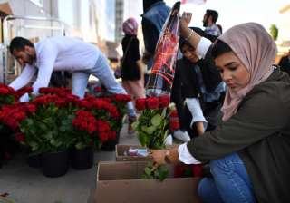 British Muslims hand out 3,000 roses at London... British Muslims hand out 3,000 roses at London...