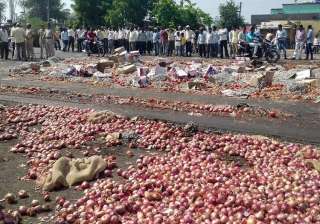 Nashik farmers throwing onions and vegetables... Nashik farmers throwing onions and vegetables...