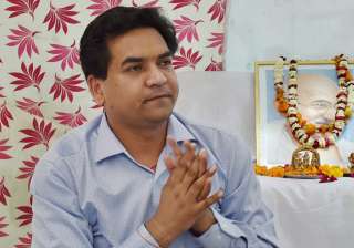 Kapil Mishra stopped from entering Arvind... Kapil Mishra stopped from entering Arvind...