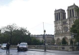 Paris: Man attacks cop with hammer at Notre Dame,... Paris: Man attacks cop with hammer at Notre Dame,...