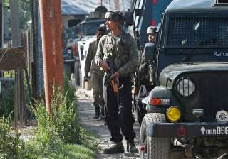 Militants fire at Army convoy in Kashmir - India... Militants fire at Army convoy in Kashmir - India...