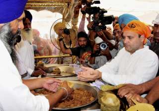 Rahul Gandhi receiving 'parsada' durinh a visit... Rahul Gandhi receiving 'parsada' durinh a visit...