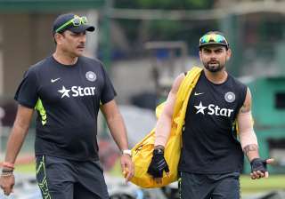 Ravi Shastri (L) and captain Virat Kohli talk... Ravi Shastri (L) and captain Virat Kohli talk...