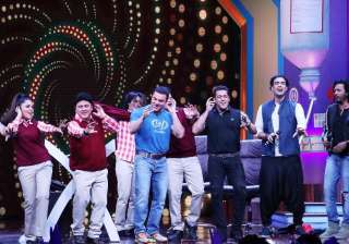Salman Khan Sunil Grover Super Night with Tubeligh - India TV Salman Khan Sunil Grover Super Night with Tubeligh - India TV
