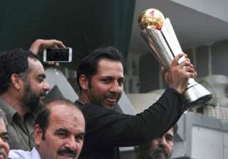 Sarfraz Ahmed shows the ICC Champions Trophy 2017... Sarfraz Ahmed shows the ICC Champions Trophy 2017...