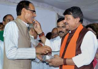 Kailash Vijaywargiya offers sweet to Shivraj... Kailash Vijaywargiya offers sweet to Shivraj...
