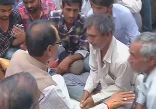 Shivraj Singh Chouhan meets families of victims... Shivraj Singh Chouhan meets families of victims...