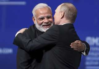 Putin and Modi give each other a hug at SPIEF -... Putin and Modi give each other a hug at SPIEF -...