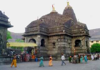 Now offer flowers to Lord Shiva at Trimbakeshwar... Now offer flowers to Lord Shiva at Trimbakeshwar...
