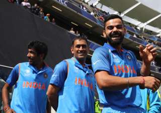 Virat Kohli (R) alongside MS Dhoni (C) and... Virat Kohli (R) alongside MS Dhoni (C) and...